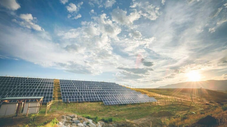 A Ddylai Polisi Cynllunio Flaenoriaethu Solar sy’n Pweru Busnesau Lleol?